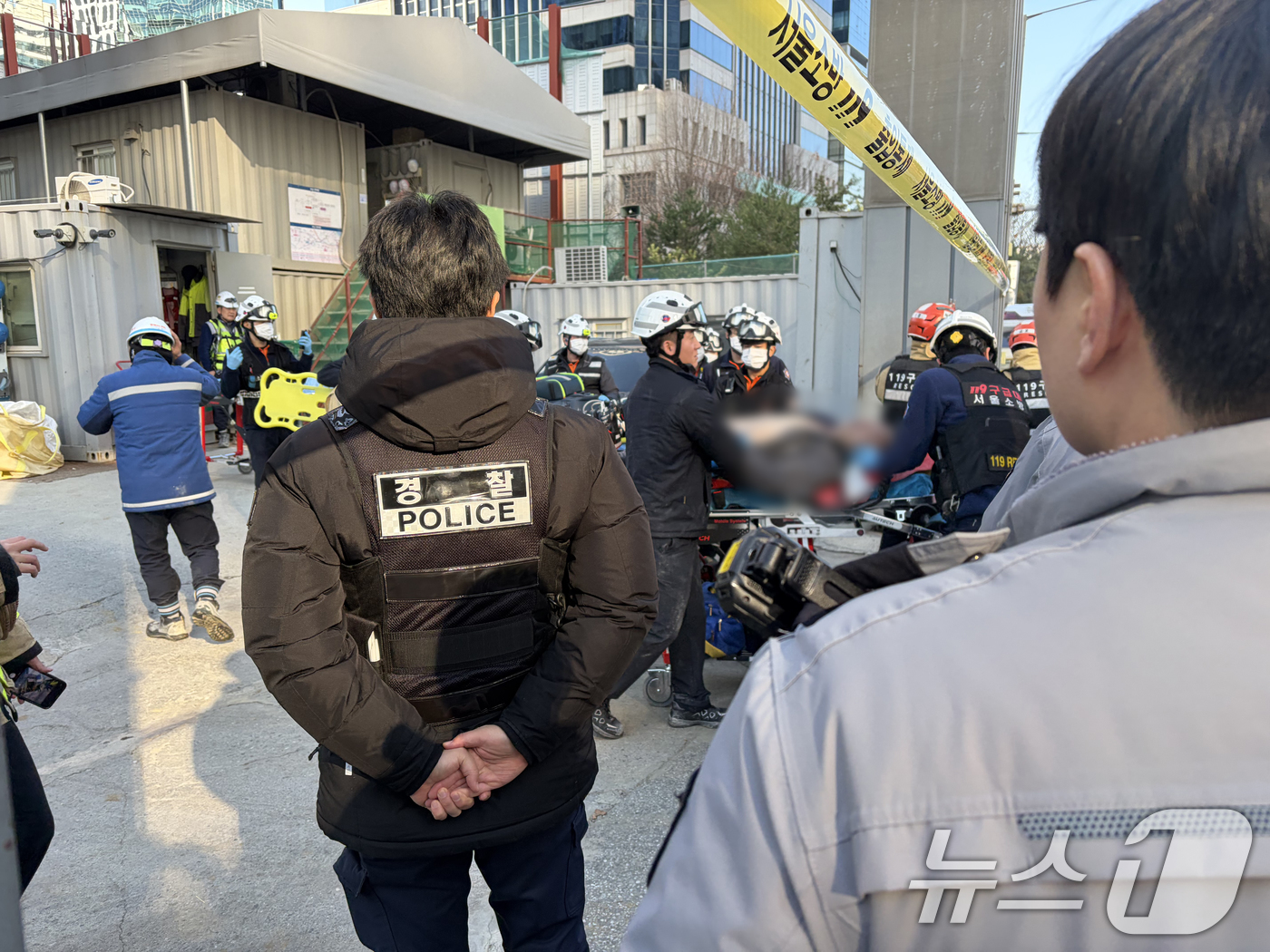 (서울=뉴스1) 김종훈 기자 = 18일 오후 1시 22분쯤 서울 여의도 신안산선 복선전철 지하 공사 현장에서 사고가 발생해 소방대원들이 부상자를 이송하고 있다. 이번 사고로 최소 …