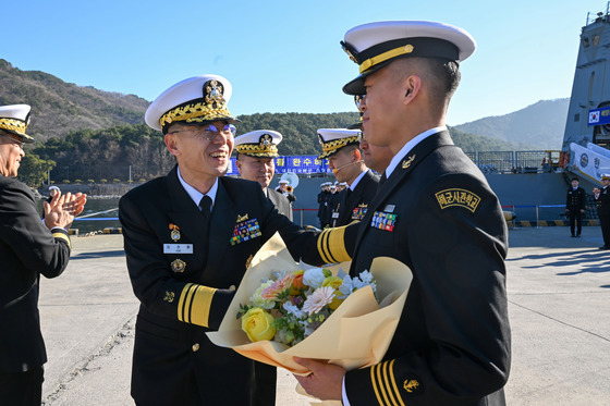 생도에게 꽃다발 증정하는 김경률 해군작전사령관
