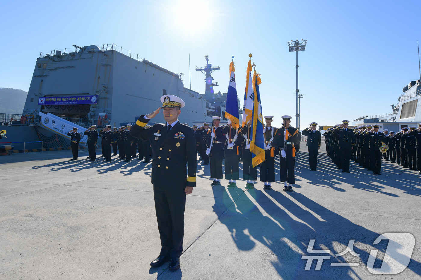 (창원=뉴스1) 윤일지 기자 = 18일 경남 창원 진해구 진해 군항에서 열린 '2025 해군 순항훈련전단' 입항 환영식에서 김경률 해군작전사령관에게 입항 경례를 하고 있다. (해군 …