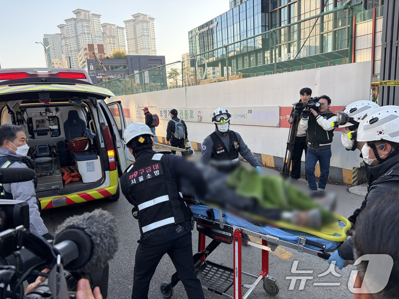 (서울=뉴스1) 김종훈 기자 = 18일 오후 1시 22분쯤 서울 여의도 신안산선 복선전철 지하 공사 현장에서 사고가 발생해 소방대원과 경찰이 구조작업과 수습작업을 하고 있다. 이번 …