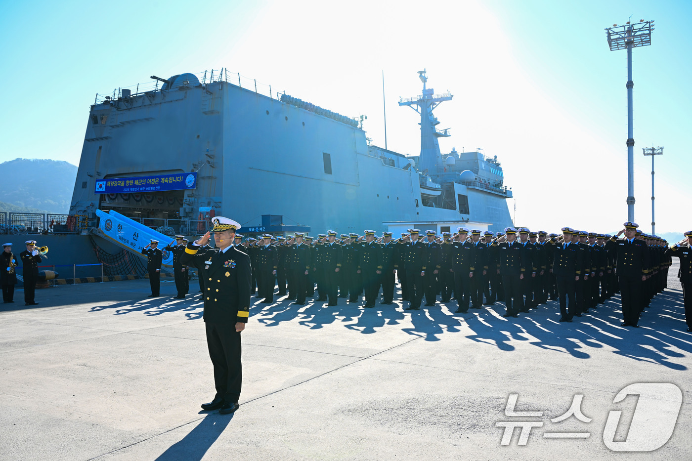 (창원=뉴스1) 윤일지 기자 = 18일 경남 창원 진해구 진해 군항에서 열린 '2025 해군 순항훈련전단' 입항 환영식에서 장병들이 김경률 해군작전사령관에게 경례하고 있다. (해군 …
