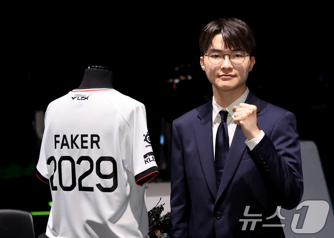 (서울=뉴스1) 이호윤 기자 = LCK T1팀 주장 이상혁(페이커)이 18일 서울 종로구 롤파크 LCK(리그 오브 레전드 챔피언스 코리아) 아레나에서 열린 기자 간담회에서 포토타임 …
