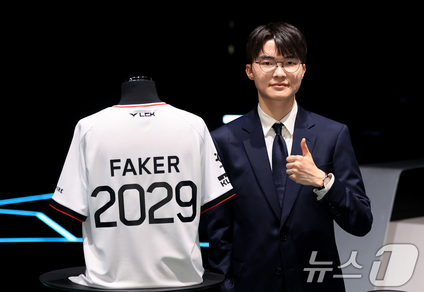 (서울=뉴스1) 이호윤 기자 = LCK T1팀 주장 이상혁(페이커)이 18일 서울 종로구 롤파크 LCK(리그 오브 레전드 챔피언스 코리아) 아레나에서 열린 기자 간담회에서 포토타임 …