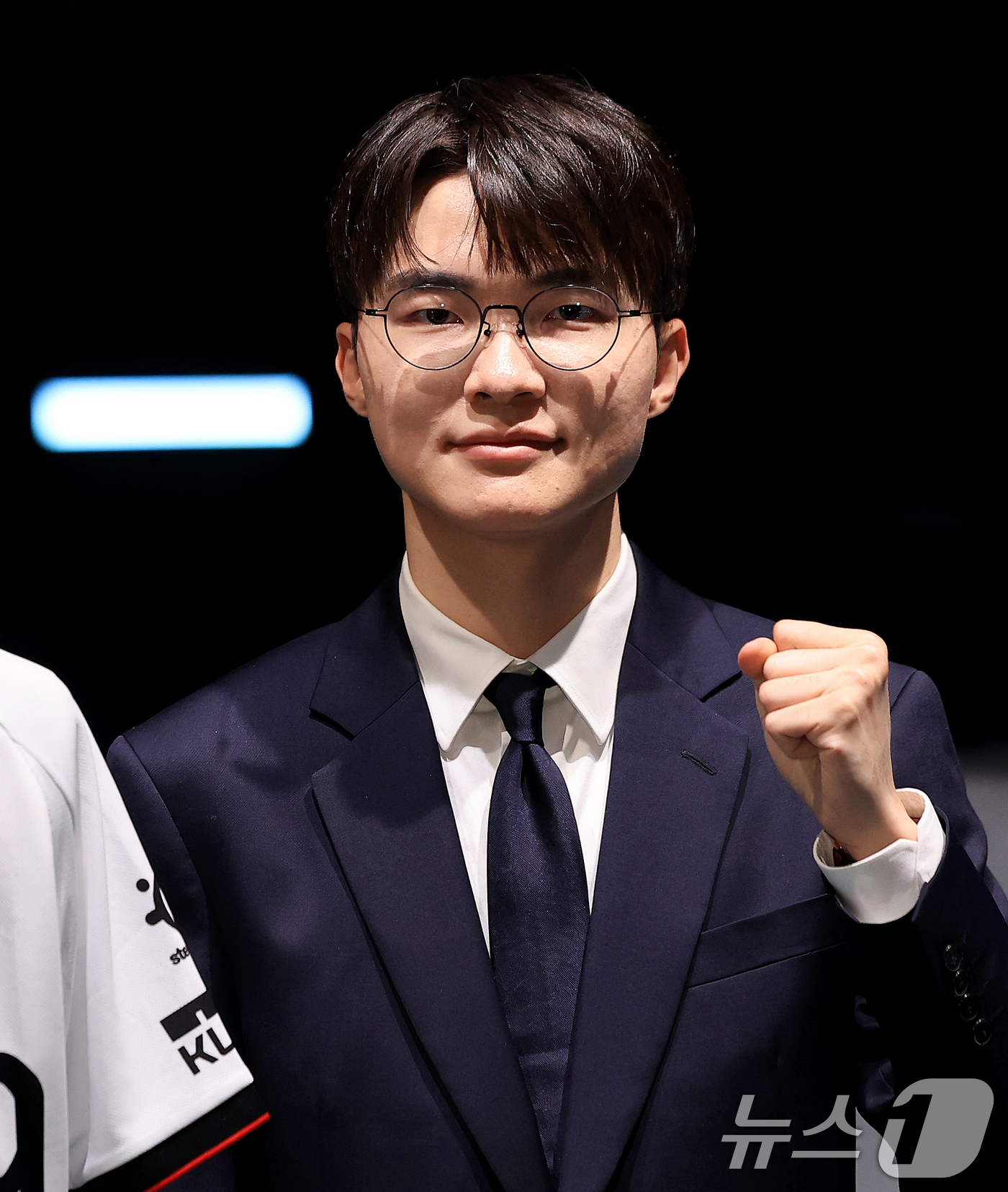 (서울=뉴스1) 이호윤 기자 = LCK T1팀 주장 이상혁(페이커)이 18일 서울 종로구 롤파크 LCK(리그 오브 레전드 챔피언스 코리아) 아레나에서 열린 기자 간담회에서 포토타임 …