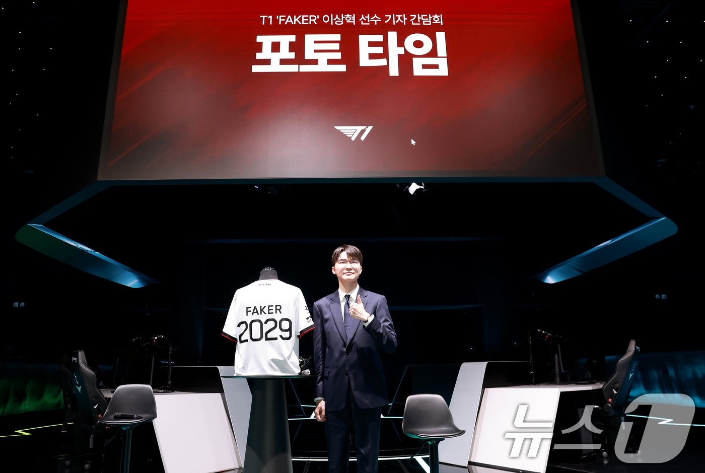 (서울=뉴스1) 이호윤 기자 = LCK T1팀 주장 이상혁(페이커)이 18일 서울 종로구 롤파크 LCK(리그 오브 레전드 챔피언스 코리아) 아레나에서 열린 기자 간담회에서 포토타임 …