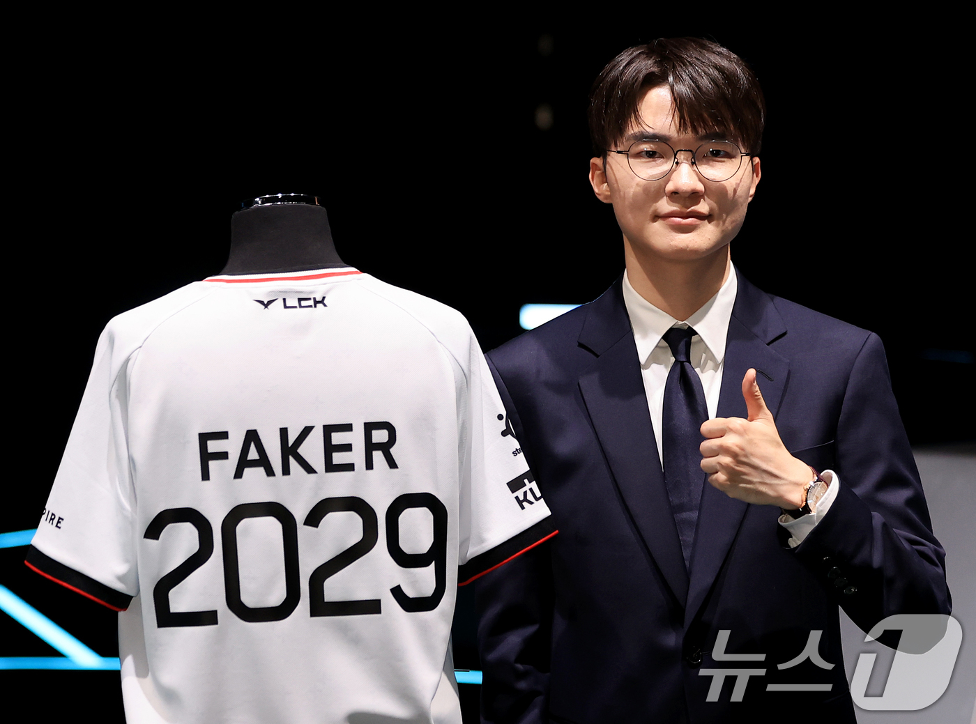 (서울=뉴스1) 이호윤 기자 = LCK T1팀 주장 이상혁(페이커)이 18일 서울 종로구 롤파크 LCK(리그 오브 레전드 챔피언스 코리아) 아레나에서 열린 기자 간담회에서 포토타임 …