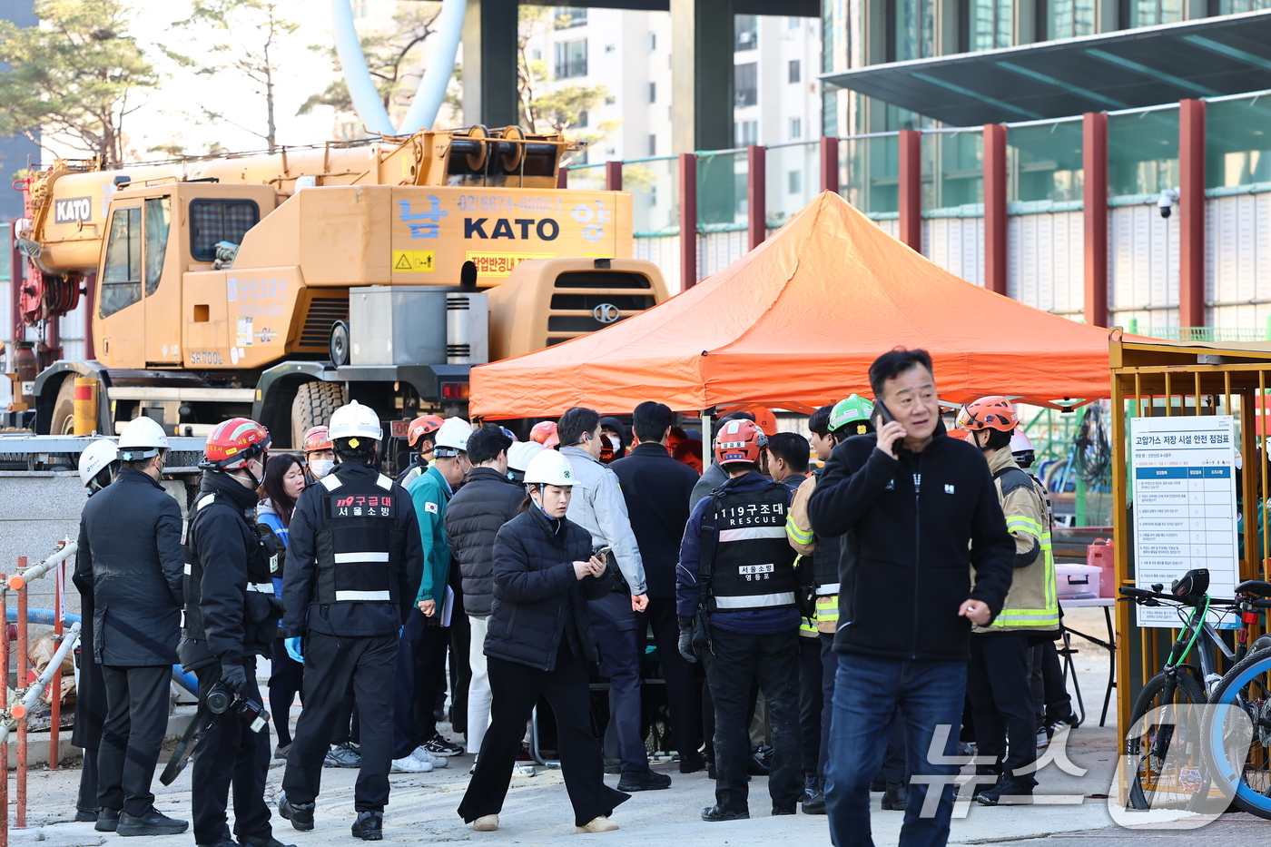 (서울=뉴스1) 김도우 기자 = 18일 오후 1시 22분쯤 서울 여의도 신안산선 복선전철 지하 공사 현장에서 사고가 발생해 소방대원들이 사고 수습을 하고 있다. 이번 사고로 최소 …