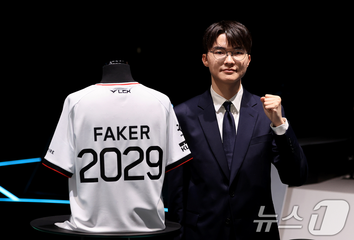 (서울=뉴스1) 이호윤 기자 = LCK T1팀 주장 이상혁(페이커)이 18일 서울 종로구 롤파크 LCK(리그 오브 레전드 챔피언스 코리아) 아레나에서 열린 기자 간담회에서 포토타임 …