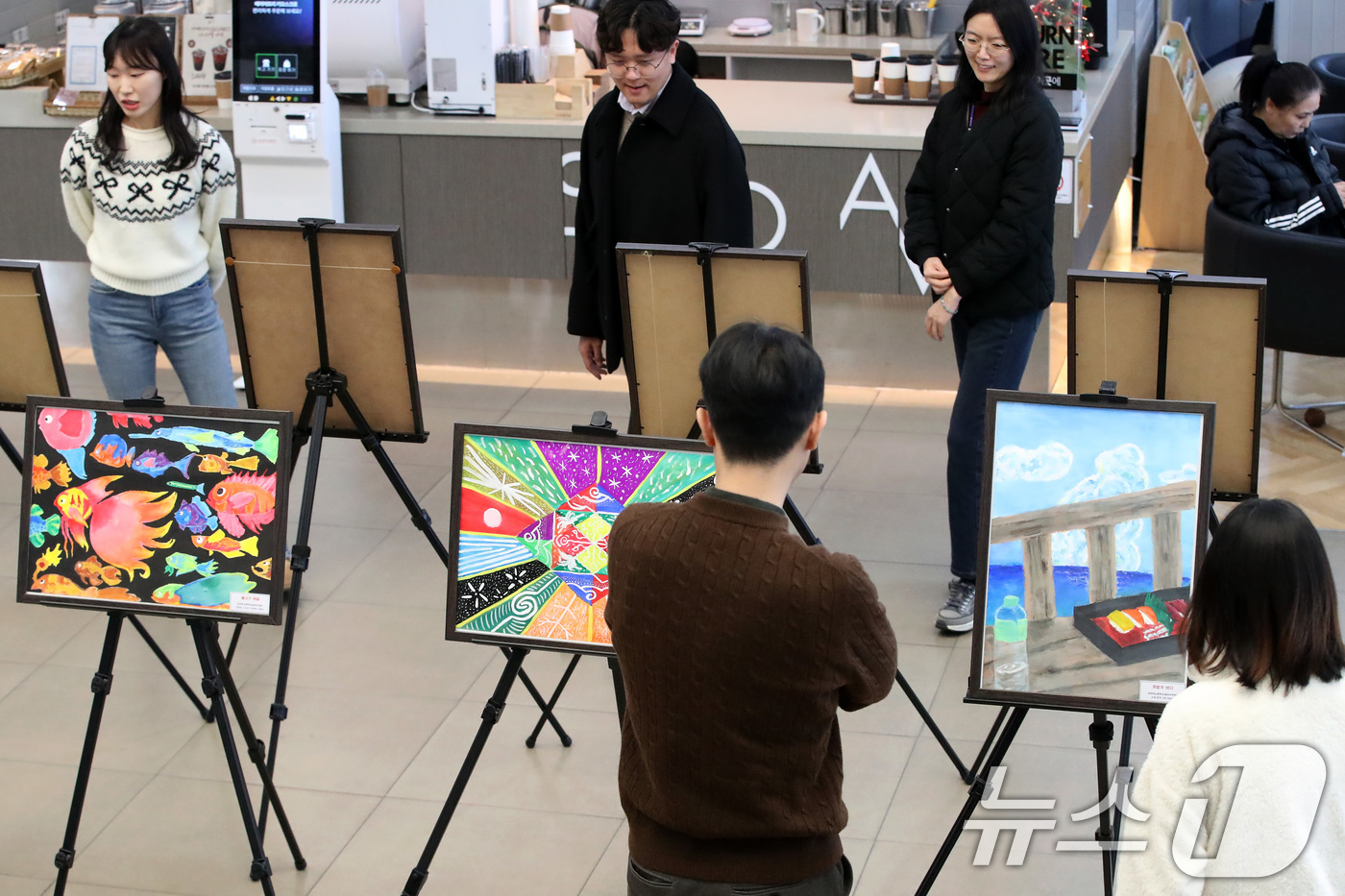(대구=뉴스1) 공정식 기자 = 18일 오후 대구 중구청 로비에서 개막한 '일본 오사카부 야오시 청소년 그림 교류 전시회'를 찾은 시민들이 작품을 관람하고 있다.대구 중구는 국제교 …