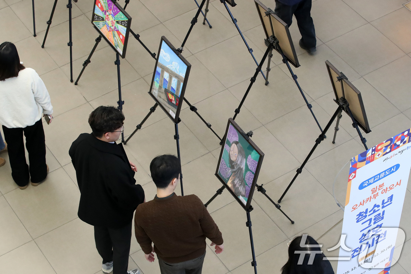 (대구=뉴스1) 공정식 기자 = 18일 오후 대구 중구청 로비에서 개막한 '일본 오사카부 야오시 청소년 그림 교류 전시회'를 찾은 시민들이 작품을 관람하고 있다.대구 중구는 국제교 …