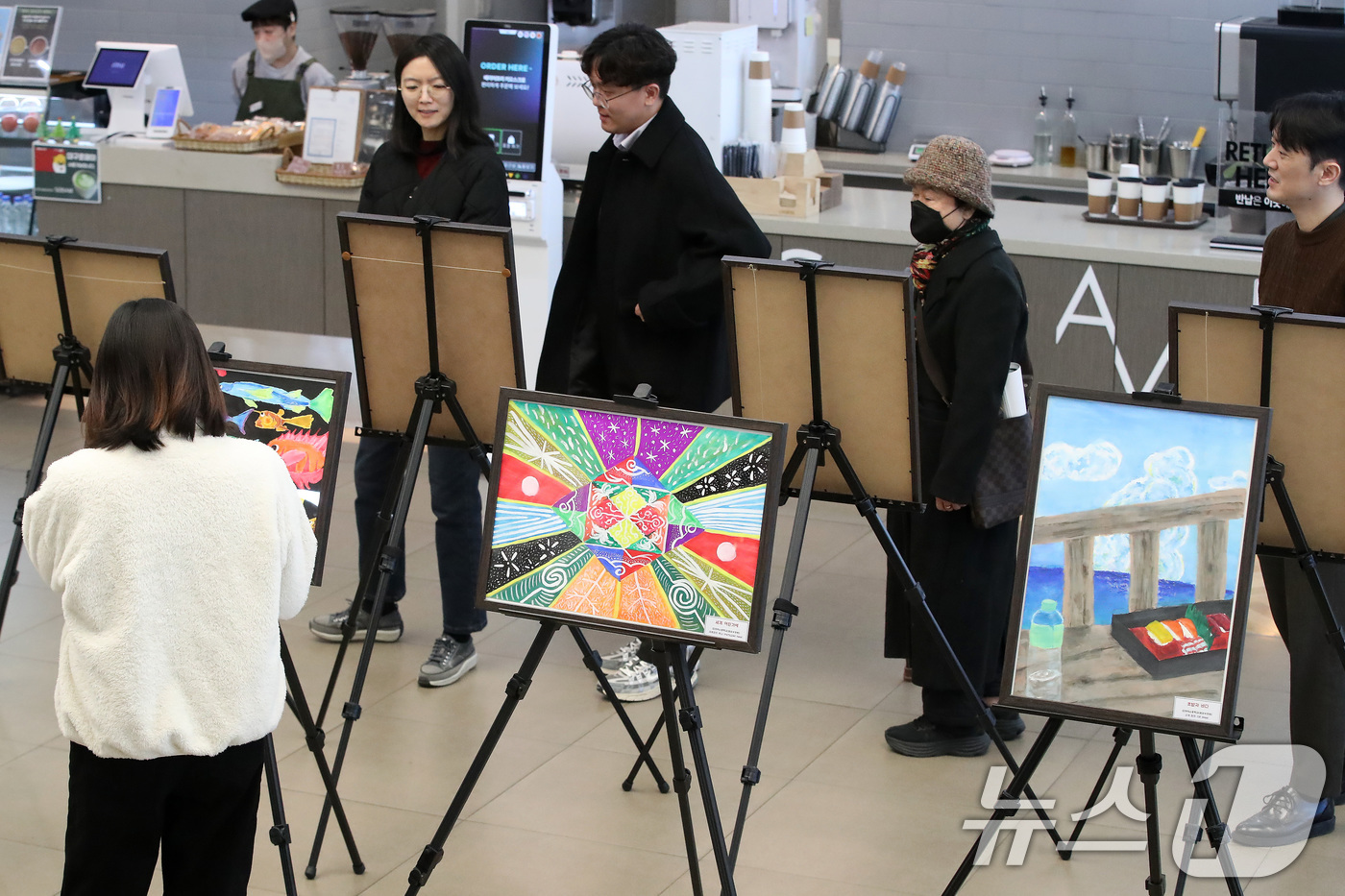 (대구=뉴스1) 공정식 기자 = 18일 오후 대구 중구청 로비에서 개막한 '일본 오사카부 야오시 청소년 그림 교류 전시회'를 찾은 시민들이 작품을 관람하고 있다.대구 중구는 국제교 …