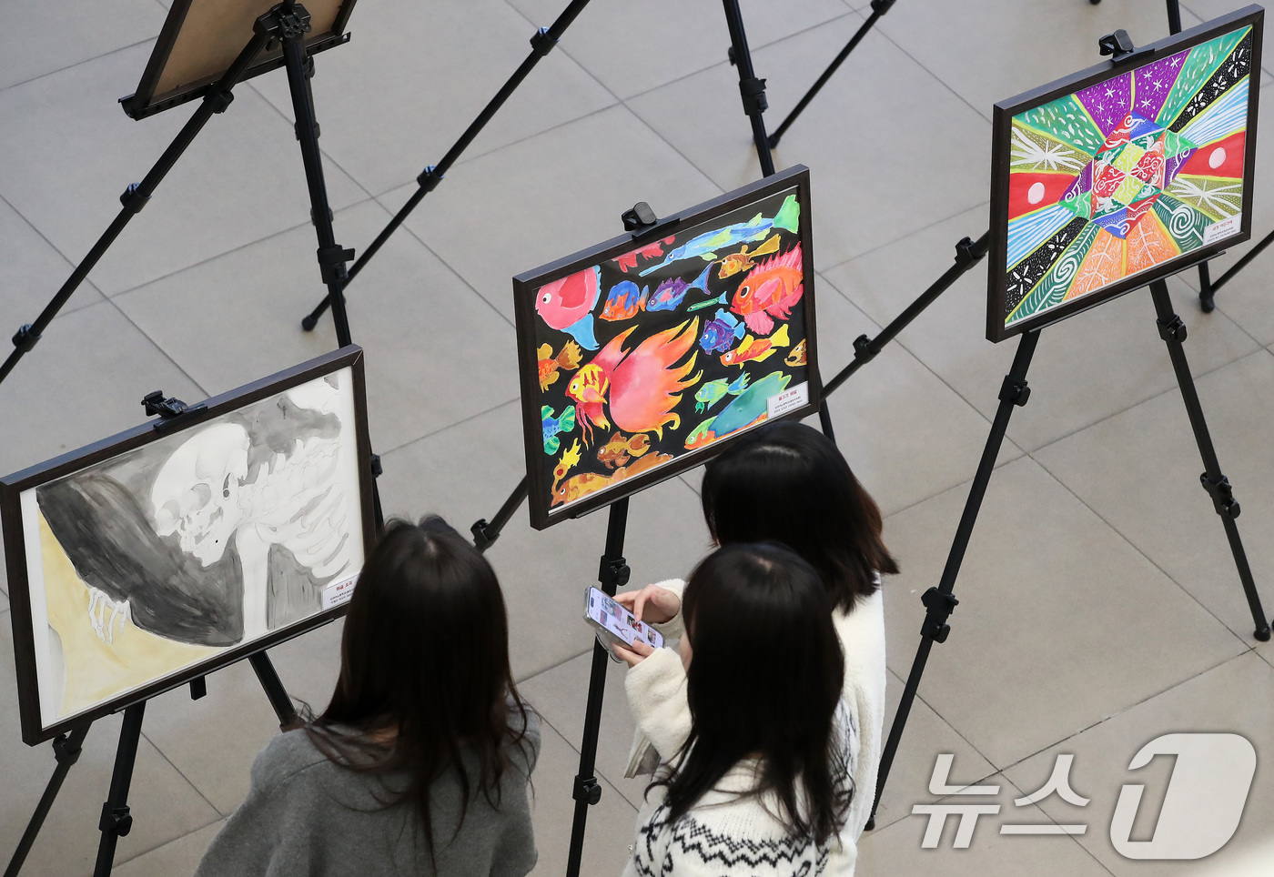 (대구=뉴스1) 공정식 기자 = 18일 오후 대구 중구청 로비에서 개막한 '일본 오사카부 야오시 청소년 그림 교류 전시회'를 찾은 시민들이 작품을 관람하고 있다.대구 중구는 국제교 …