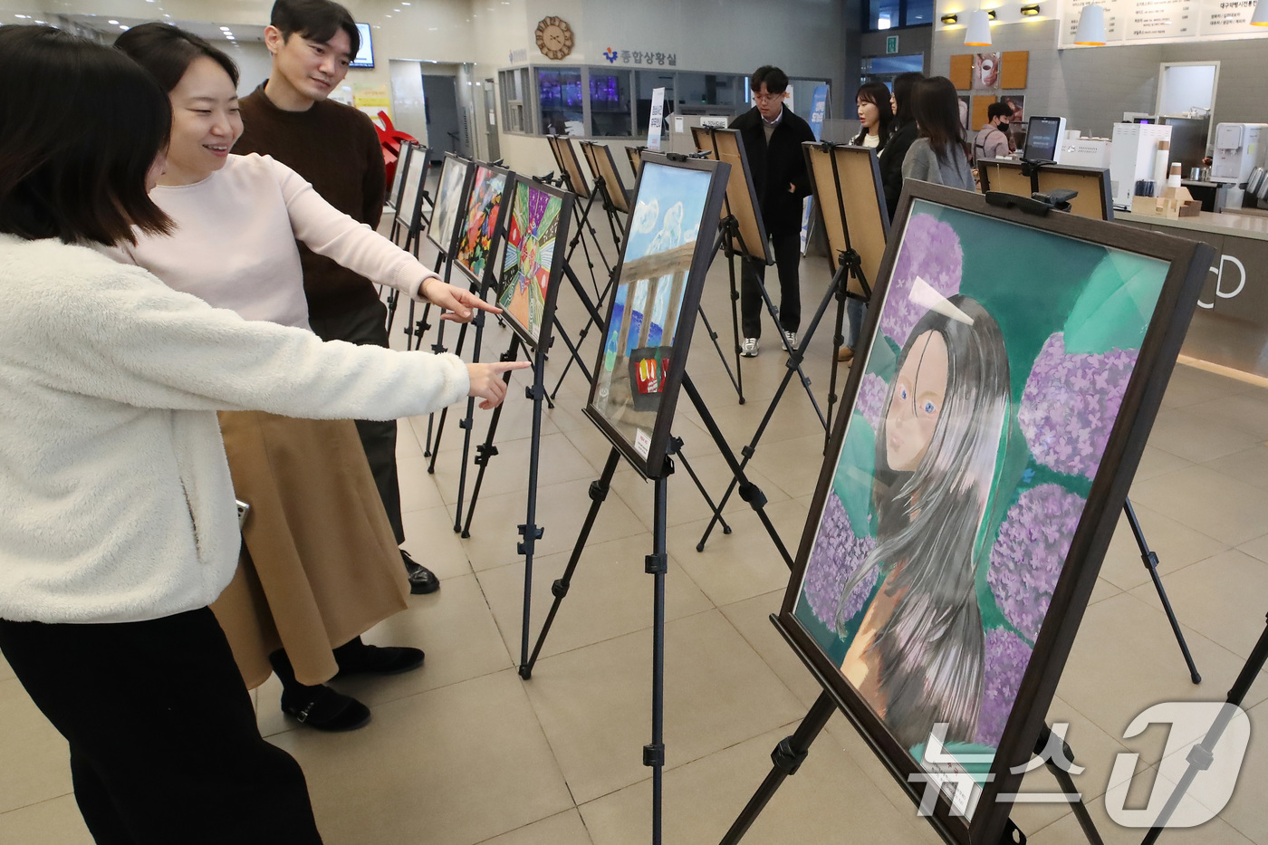(대구=뉴스1) 공정식 기자 = 18일 오후 대구 중구청 로비에서 개막한 '일본 오사카부 야오시 청소년 그림 교류 전시회'를 찾은 시민들이 작품을 관람하고 있다.대구 중구는 국제교 …
