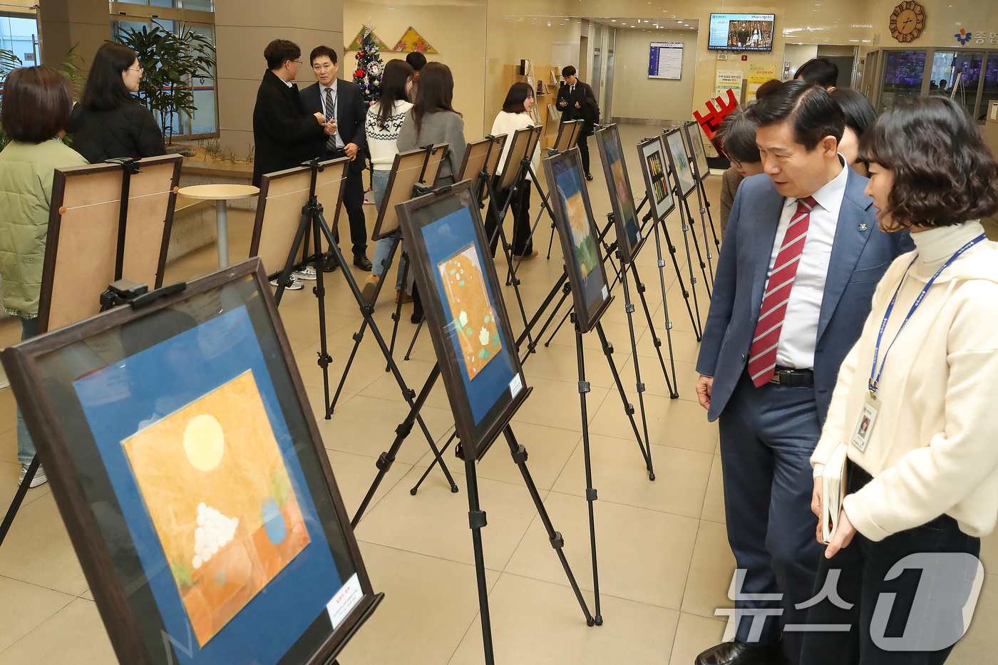 (대구=뉴스1) 공정식 기자 = 18일 오후 대구 중구청 로비에서 개막한 '일본 오사카부 야오시 청소년 그림 교류 전시회'를 찾은 시민들이 작품을 관람하고 있다.대구 중구는 국제교 …