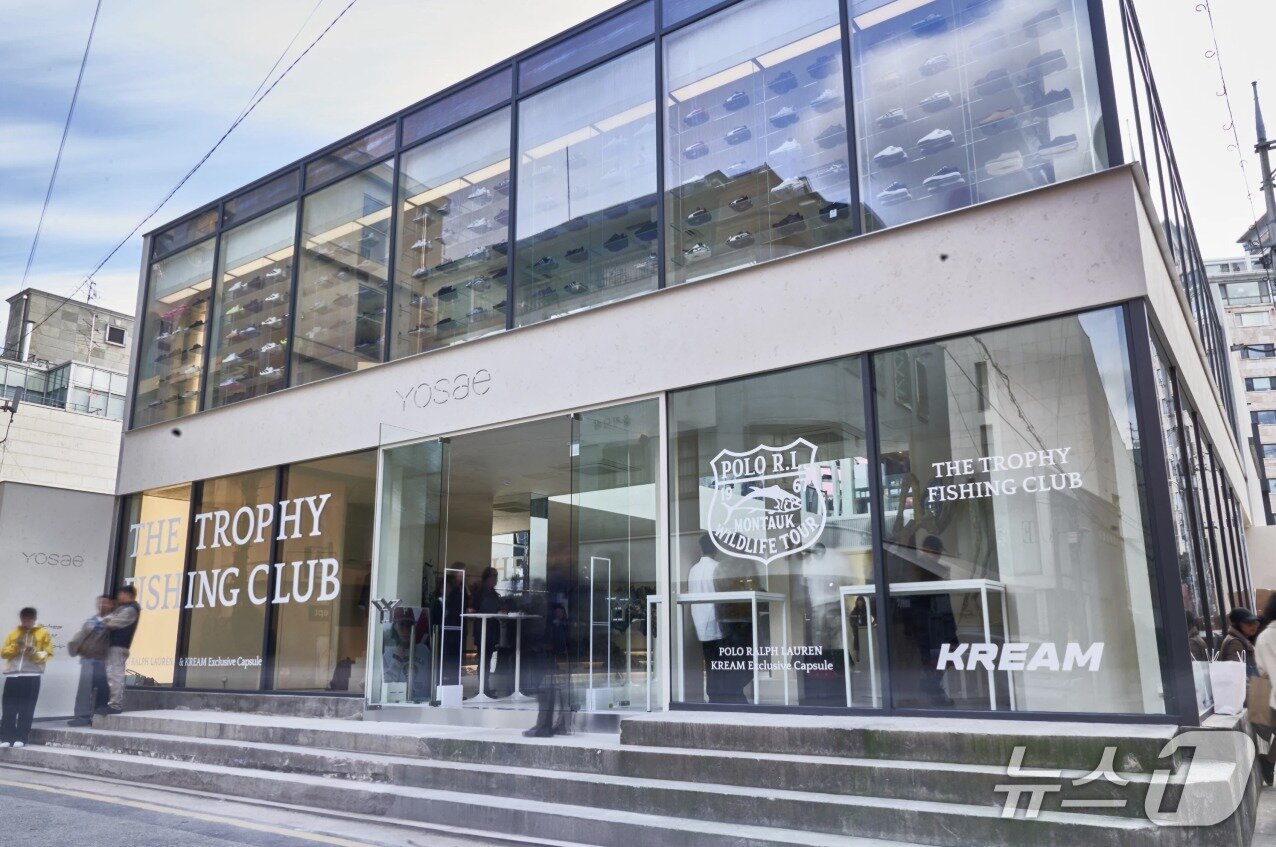 본문 이미지 - 크림의 첫 번째 플래그십 스토어 '크림 도산 플래그십 스토어' 외부 전경 (크림 제공)