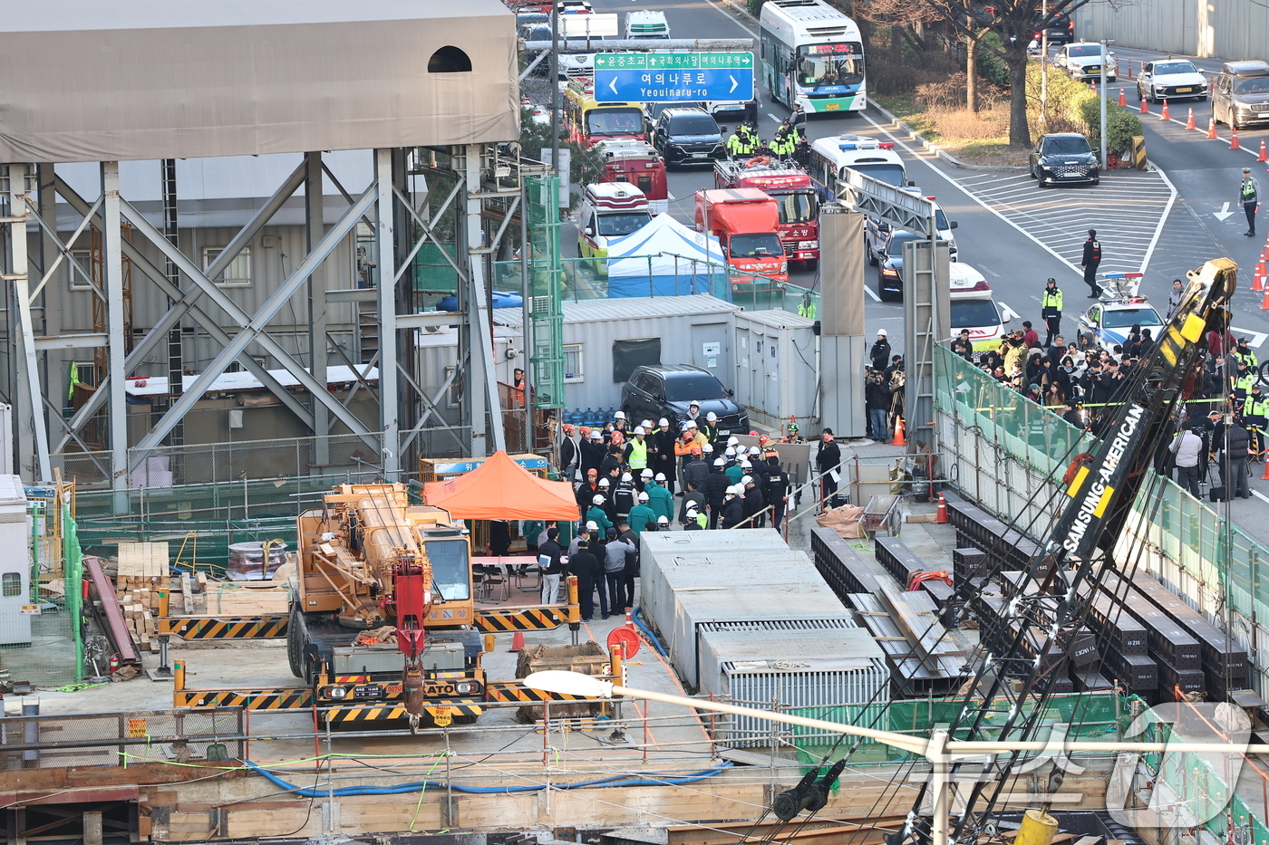 (서울=뉴스1) 김도우 기자 = 18일 오후 1시 22분쯤 서울 여의도 신안산선 복선전철 지하 공사 현장에서 사고가 발생해 소방대원과 경찰이 사고 수습을 하고 있다. 이번 사고로 …