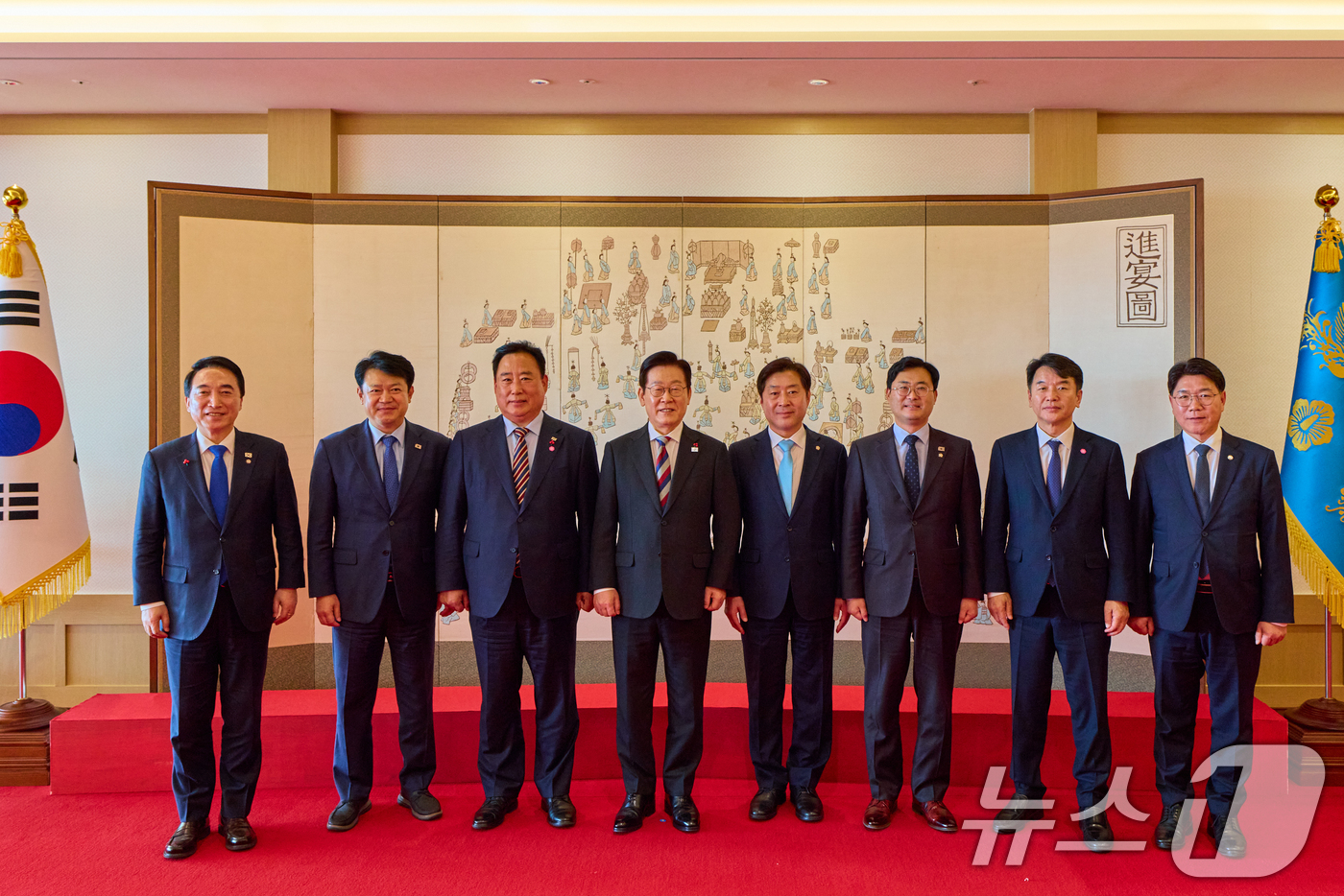 (서울=뉴스1) 허경 기자 = 이재명 대통령이 18일 서울 용산 대통령실에서 열린 대전·충남 국회의원 오찬 간담회에서 참석자들과 기념촬영을 하고 있다. (대통령실 제공. 재판매 및 …