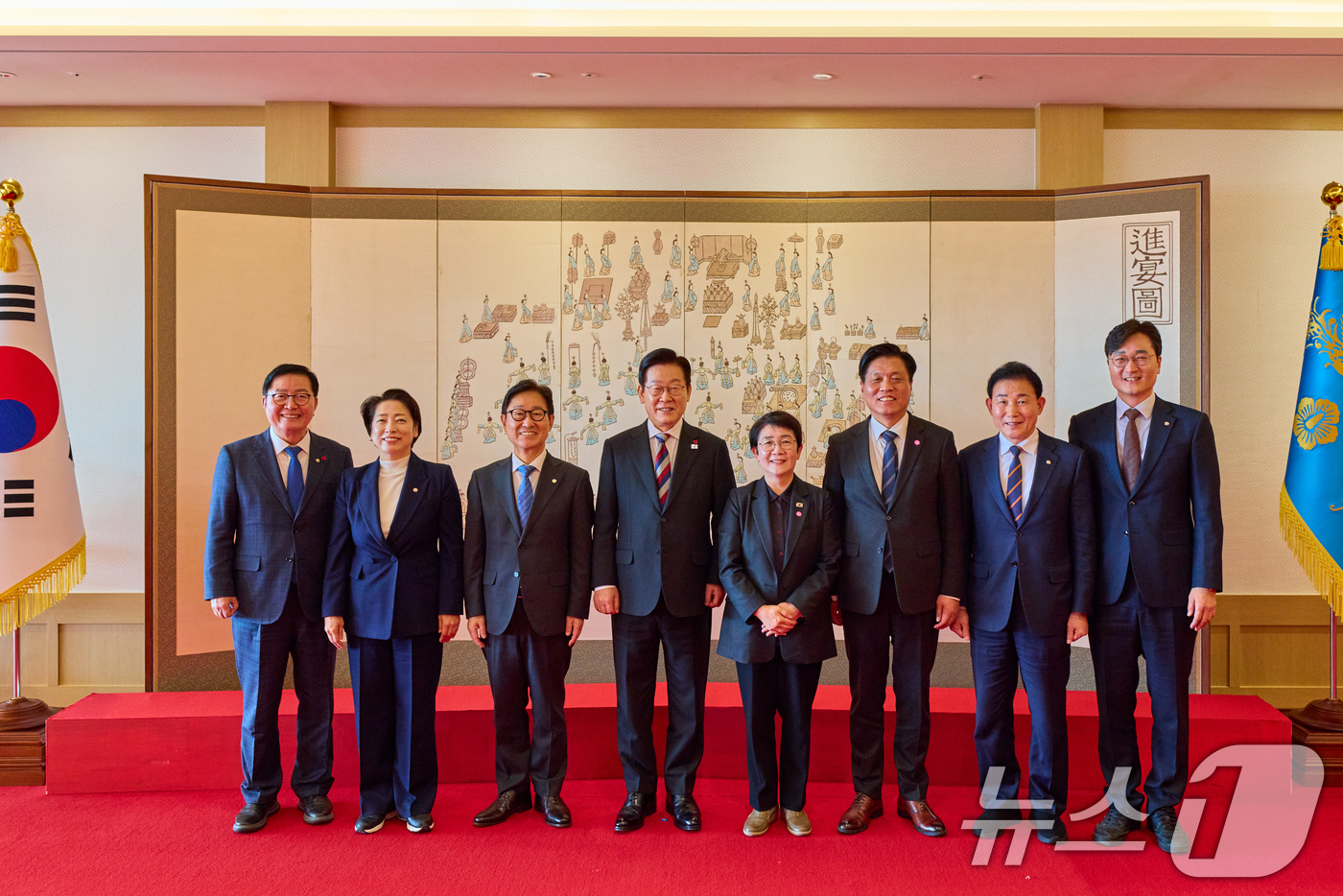 (서울=뉴스1) 허경 기자 = 이재명 대통령이 18일 서울 용산 대통령실에서 열린 대전·충남 국회의원 오찬 간담회에서 참석자들과 기념촬영을 하고 있다. (대통령실 제공. 재판매 및 …