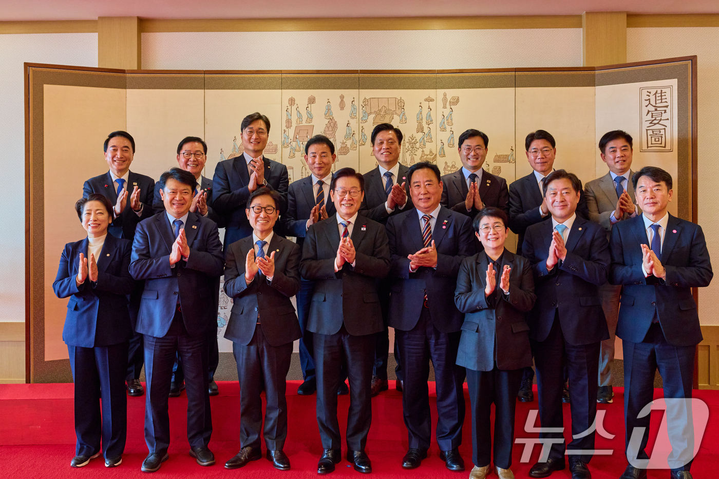 (서울=뉴스1) 허경 기자 = 이재명 대통령이 18일 서울 용산 대통령실에서 열린 대전·충남 국회의원 오찬 간담회에서 참석자들과 기념촬영을 하고 있다. (대통령실 제공. 재판매 및 …