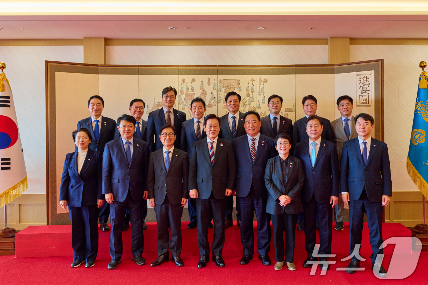 (서울=뉴스1) 허경 기자 = 이재명 대통령이 18일 서울 용산 대통령실에서 열린 대전·충남 국회의원 오찬 간담회에서 참석자들과 기념촬영을 하고 있다. (대통령실 제공. 재판매 및 …