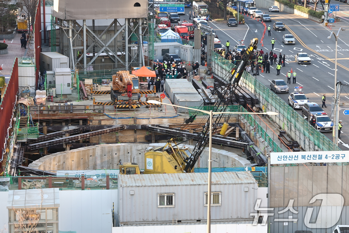 (서울=뉴스1) 김도우 기자 = 18일 오후 1시 22분쯤 서울 여의도 신안산선 복선전철 지하 공사 현장에서 사고가 발생해 소방대원과 경찰이 사고 수습을 하고 있다. 이번 사고로 …