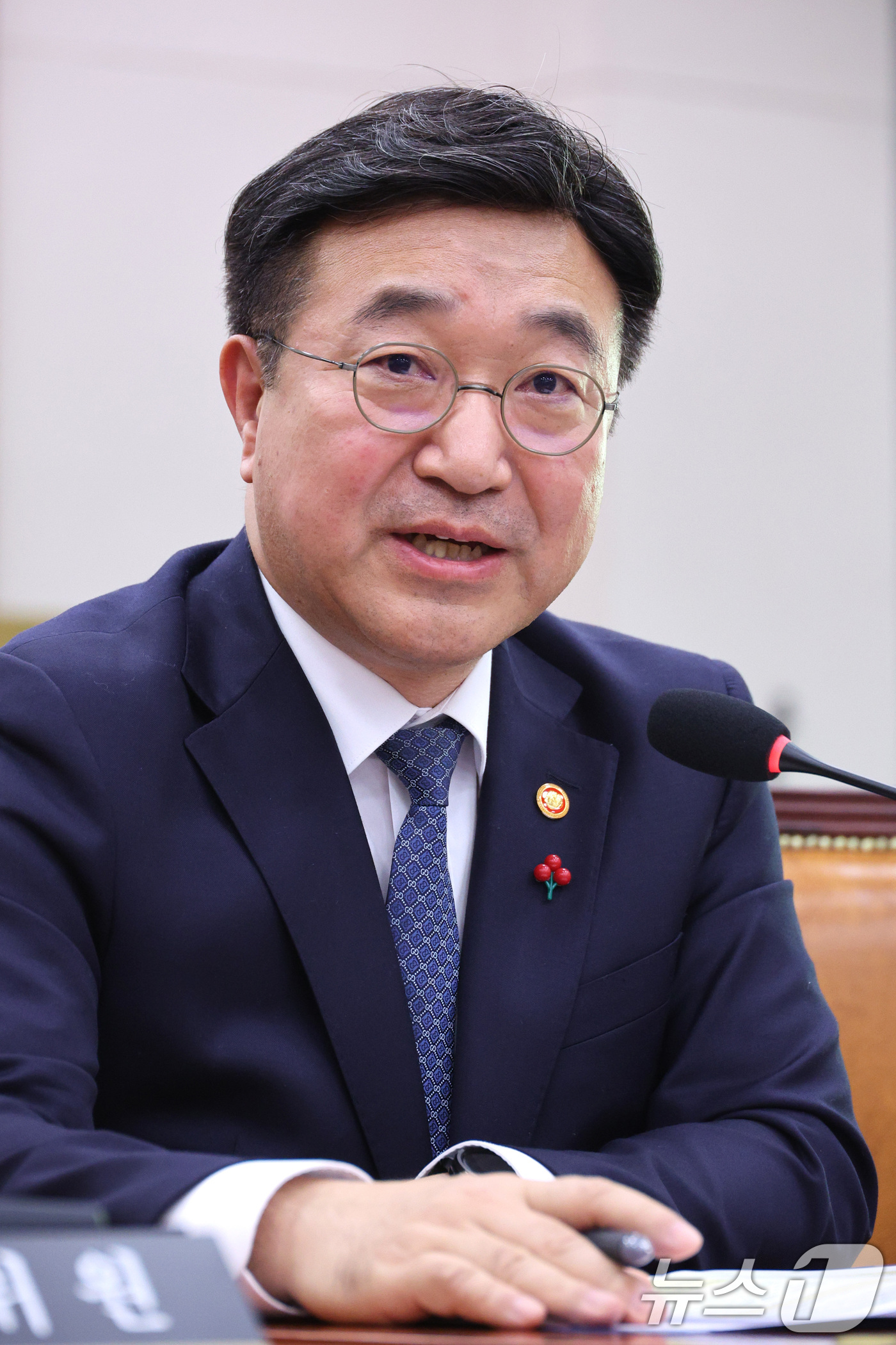 (서울=뉴스1) 신웅수 기자 = 윤호중 행정안전부 장관이 18일 서울 여의도 국회에서 열린 법제사법위원회 전체회의에서 의원 질의에 답변하고 있다.  2025.12.18/뉴스1