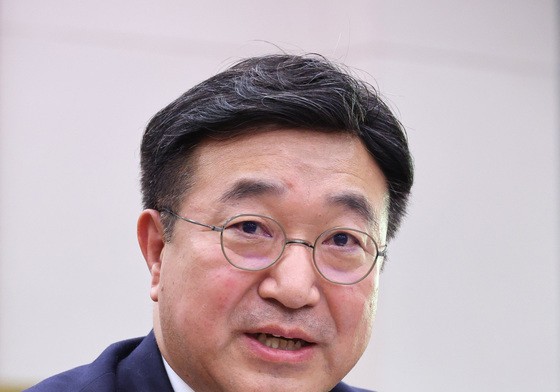 답변하는 윤호중 장관