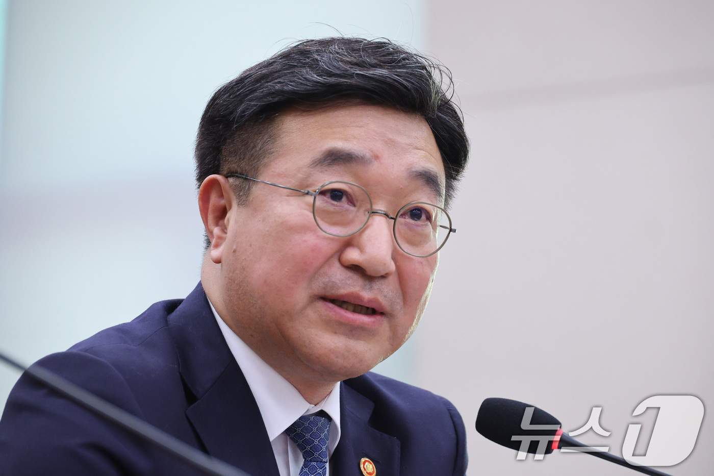 (서울=뉴스1) 신웅수 기자 = 윤호중 행정안전부 장관이 18일 서울 여의도 국회에서 열린 법제사법위원회 전체회의에서 의원 질의에 답변하고 있다.  2025.12.18/뉴스1