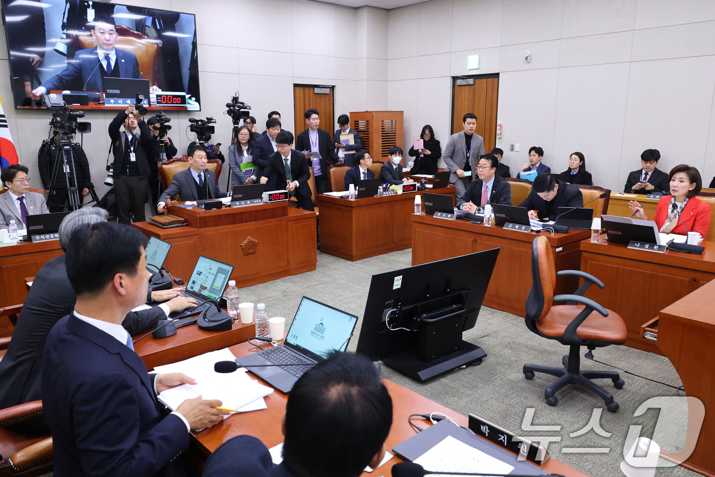 (서울=뉴스1) 신웅수 기자 = 김용민 위원장 직무대행이 18일 서울 여의도 국회에서 열린 법제사법위원회 전체회의에서 법안을 통과시키고 있다.  2025.12.18/뉴스1