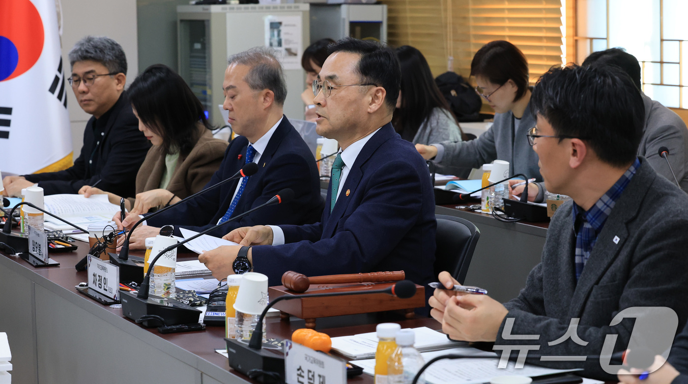 (서울=뉴스1) 임세영 기자 = 차정인 국가교육위원장이 18일 서울 종로구 정부서울청사에서 열린 제63차 국가교육위원회 전체회의에서 모두발언을 하고 있다. 2025.12.18/뉴스 …