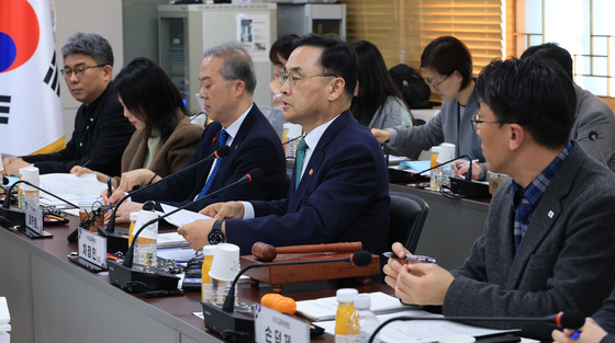 국가교육위원회 회의 주재하는 차정인 위원장