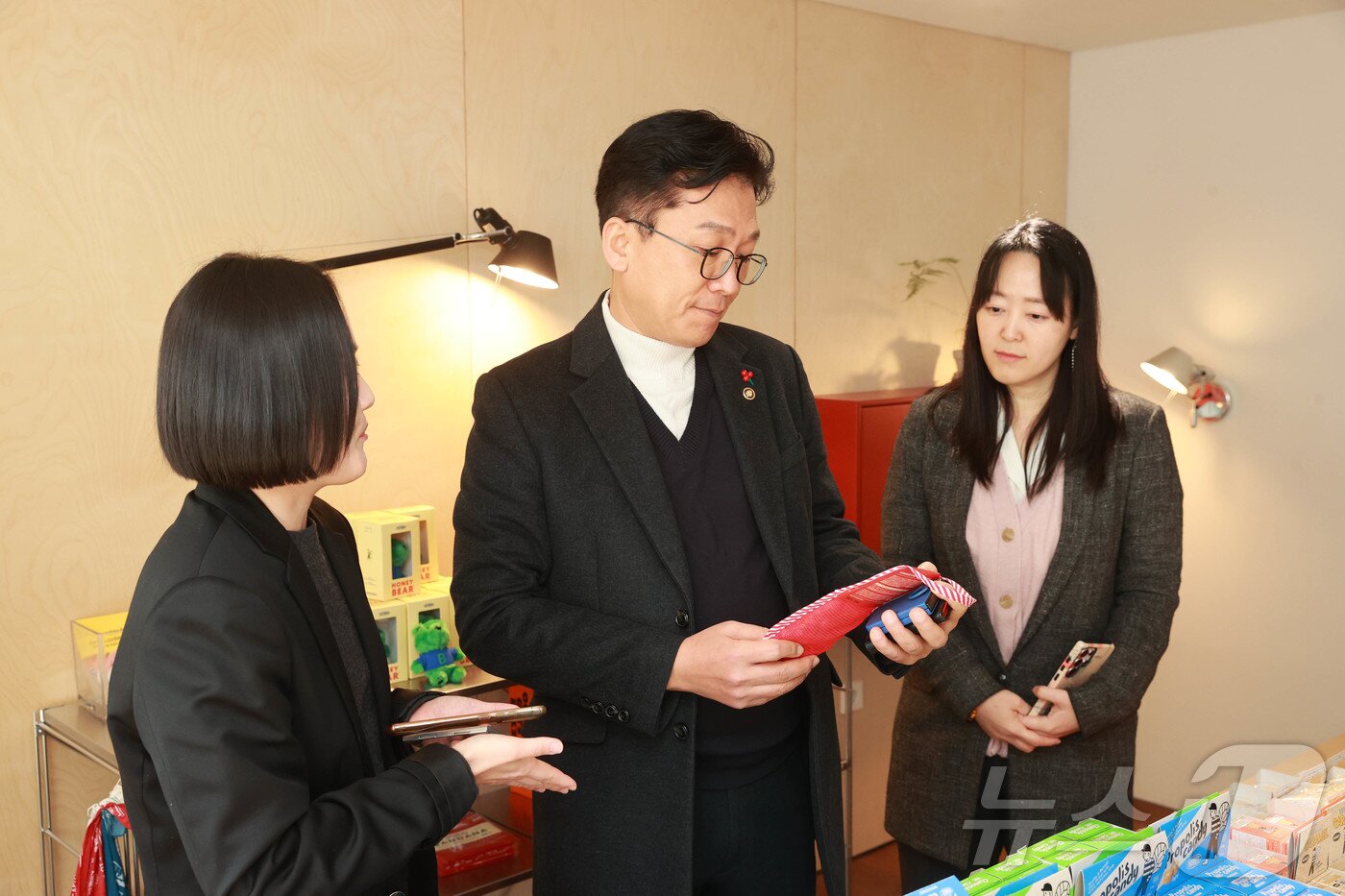 본문 이미지 - 이병권 중소벤처기업부 제2차관이 18일 전주 글로컬 상권을 방문해 매장을 둘러보고 있다. (중소벤처기업부 제공. 재판매 및 DB 금지) 2025.12.18/뉴스1