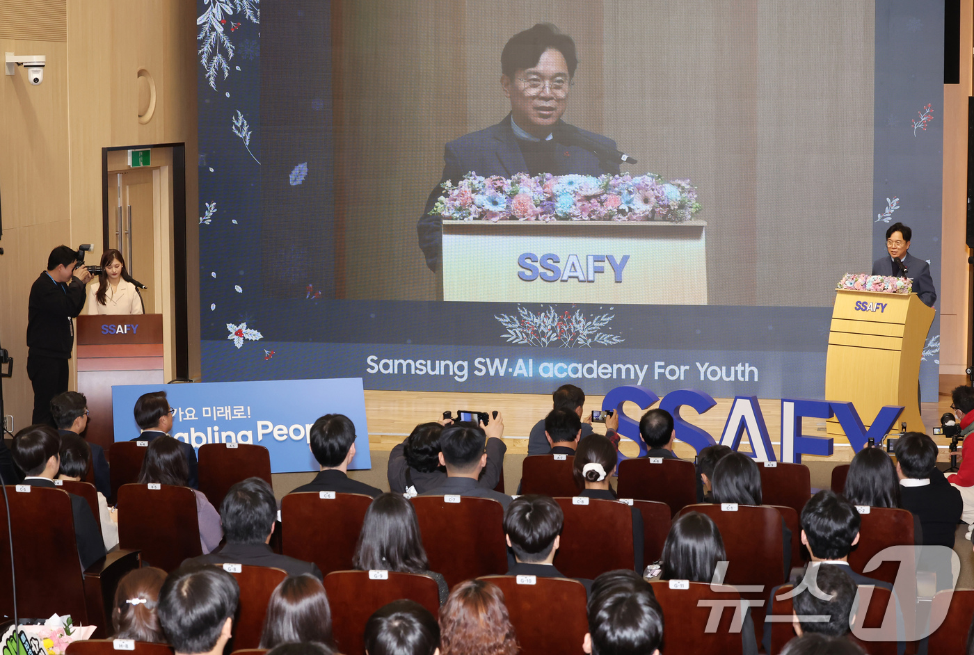 (서울=뉴스1) 장수영 기자 = 김영훈 고용노동부 장관이 18일 서울 강남구 SSAFY 서울 캠퍼스에서 열린 삼성전자 SSAFY 13기 수료식에 축사하고 있다. 2025.12.18 …