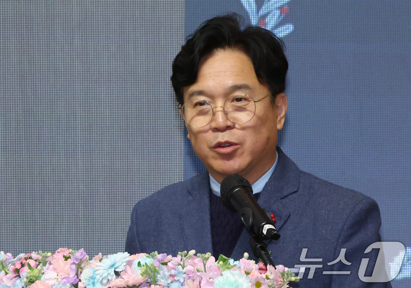 (서울=뉴스1) 장수영 기자 = 김영훈 고용노동부 장관이 18일 서울 강남구 SSAFY 서울 캠퍼스에서 열린 삼성전자 SSAFY 13기 수료식에 축사하고 있다. 2025.12.18 …