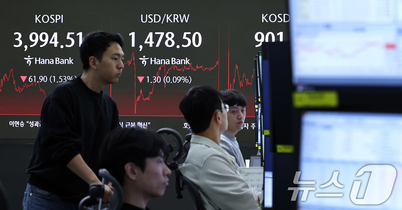 (서울=뉴스1) 구윤성 기자 = 18일 오후 서울 중구 하나은행 본점 딜링룸 전광판에 코스피가 전 거래일 대비 61.9포인트(1.53%) 내린 3994.51을 나타내고 있다. 이날 …