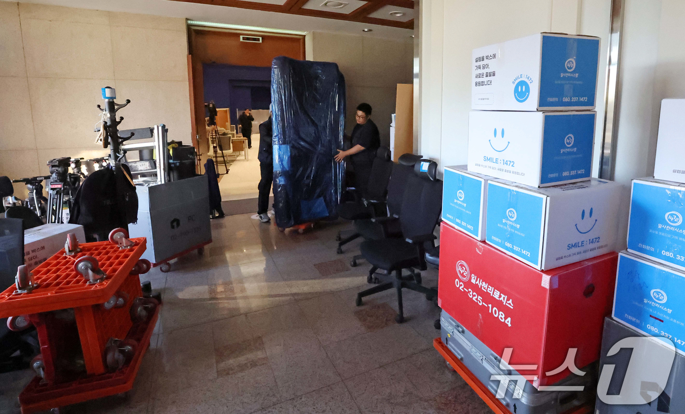 (서울=뉴스1) 허경 기자 = 대통령실이 청와대 순차 이전을 진행 중인 18일 청와대 춘추관 브리핑룸에서 관계자들이 물품을 옮기고 있다.  (공동취재) 2025.12.18/뉴스1
