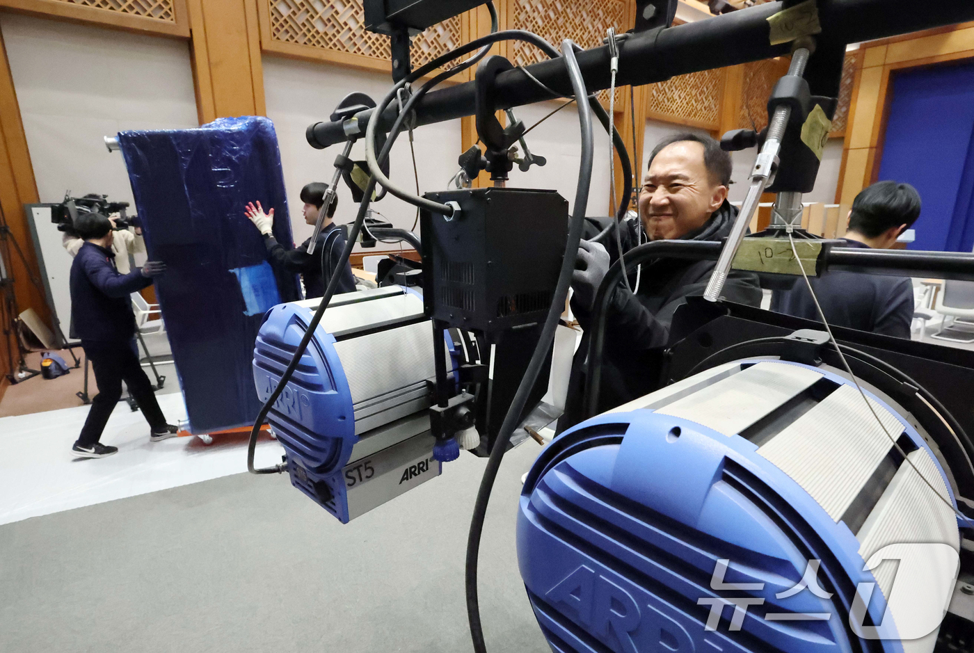 (서울=뉴스1) 허경 기자 = 대통령실이 청와대 순차 이전을 진행 중인 18일 청와대 춘추관 브리핑룸에서 관계자들이 물품을 옮기고 있다.  (공동취재) 2025.12.18/뉴스1