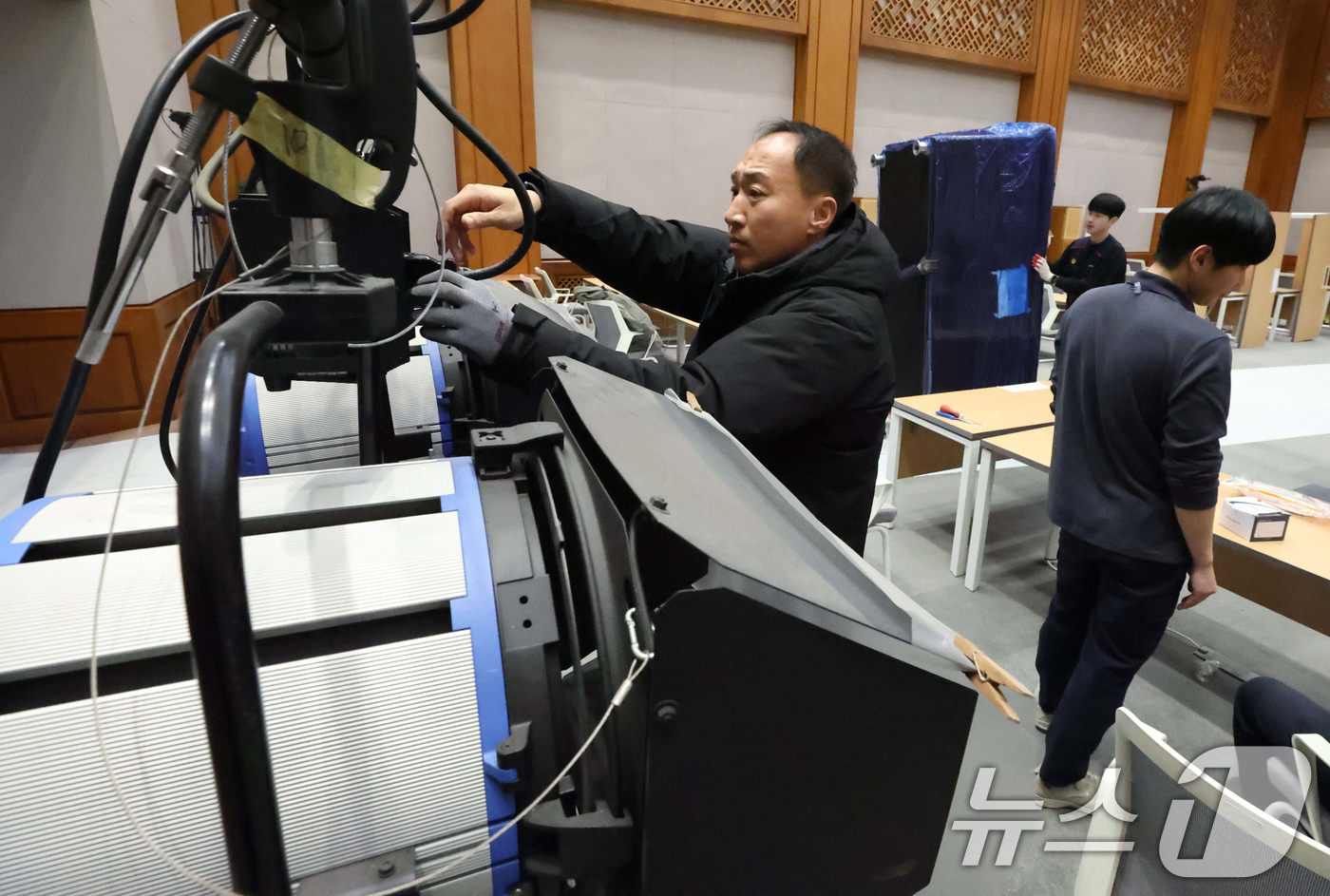 (서울=뉴스1) 허경 기자 = 대통령실이 청와대 순차 이전을 진행 중인 18일 청와대 춘추관 브리핑룸에서 관계자들이 물품을 옮기고 있다.  (공동취재) 2025.12.18/뉴스1