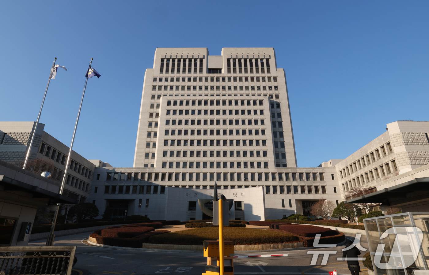 (서울=뉴스1) 김영운 기자 = 대법원은 18일 형법상 내란·외환의 죄, 군형법상 반란의 죄에 대한 사건의 국가적 중요성, 신속 처리 필요성을 감안해 대상 사건만을 전담해 집중 심 …