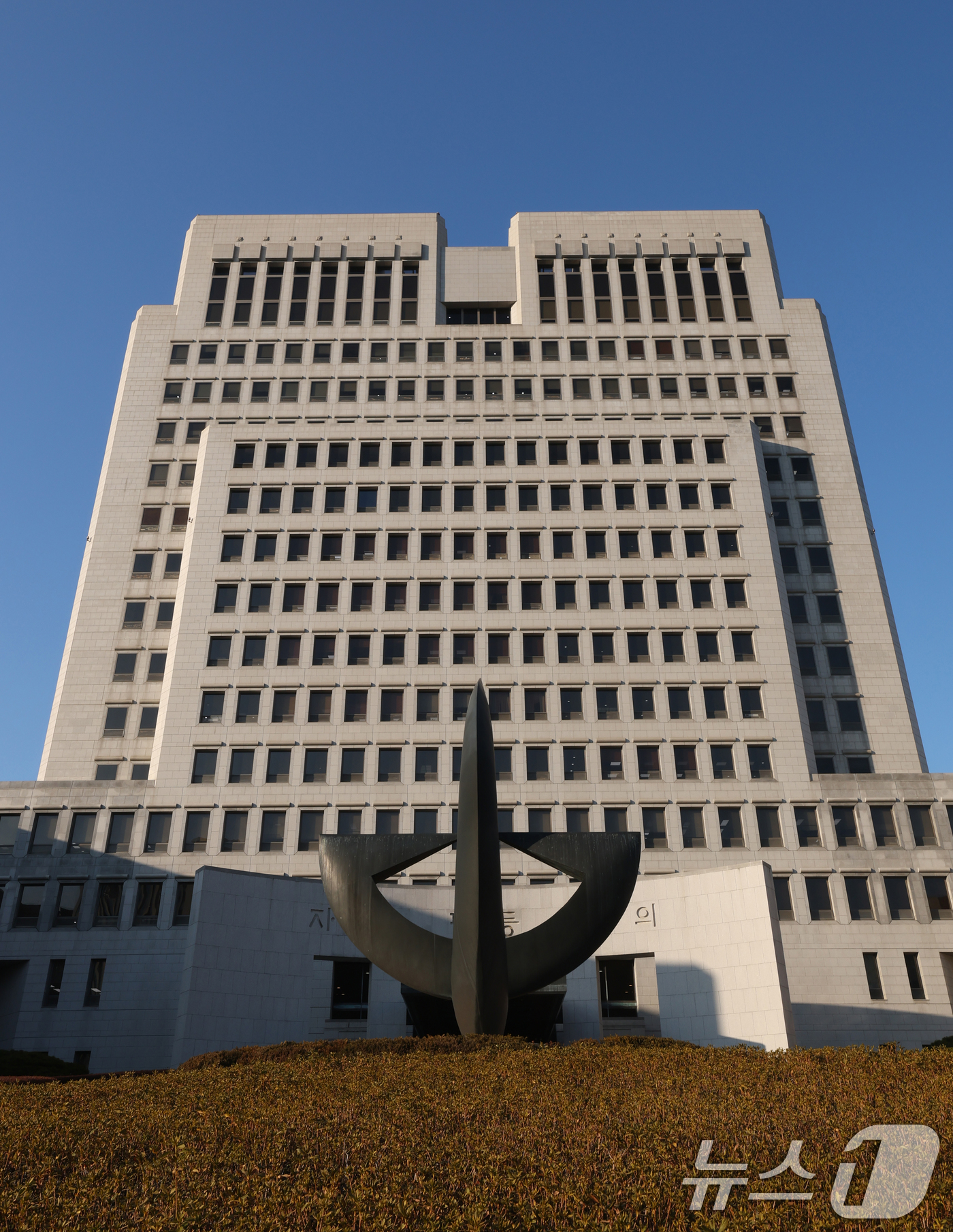 (서울=뉴스1) 김영운 기자 = 대법원은 18일 형법상 내란·외환의 죄, 군형법상 반란의 죄에 대한 사건의 국가적 중요성, 신속 처리 필요성을 감안해 대상 사건만을 전담해 집중 심 …