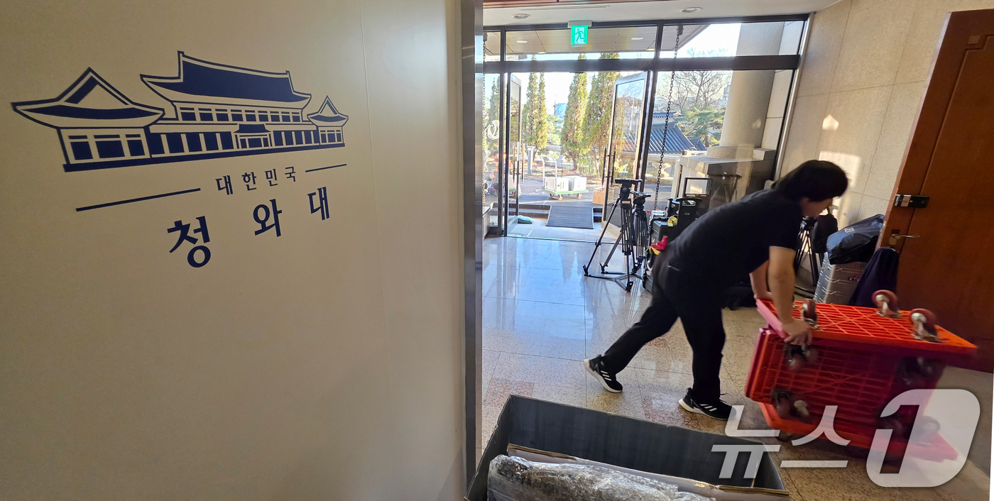 (서울=뉴스1) 허경 기자 = 대통령실이 청와대 순차 이전을 진행 중인 18일 청와대 춘추관 브리핑룸에서 관계자들이 물품을 옮기고 있다. (공동취재) 2025.12.18/뉴스1