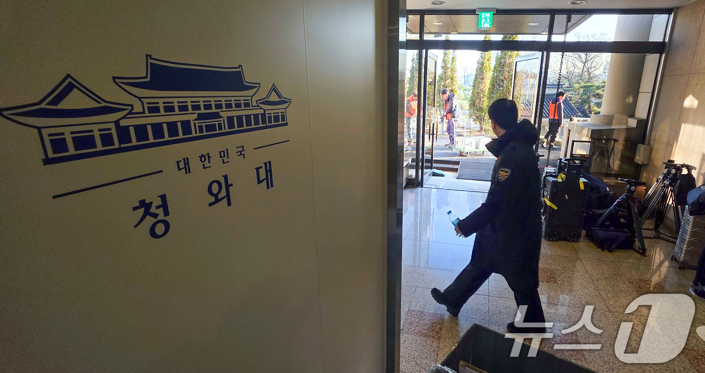 (서울=뉴스1) 허경 기자 = 대통령실이 청와대 순차 이전을 진행 중인 18일 청와대 춘추관 브리핑룸에서 관계자들이 물품을 옮기고 있다. (공동취재) 2025.12.18/뉴스1