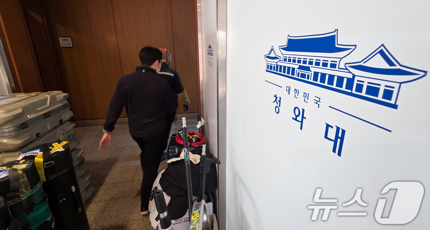(서울=뉴스1) 허경 기자 = 대통령실이 청와대 순차 이전을 진행 중인 18일 청와대 춘추관 브리핑룸에서 관계자들이 물품을 옮기고 있다. (공동취재) 2025.12.18/뉴스1