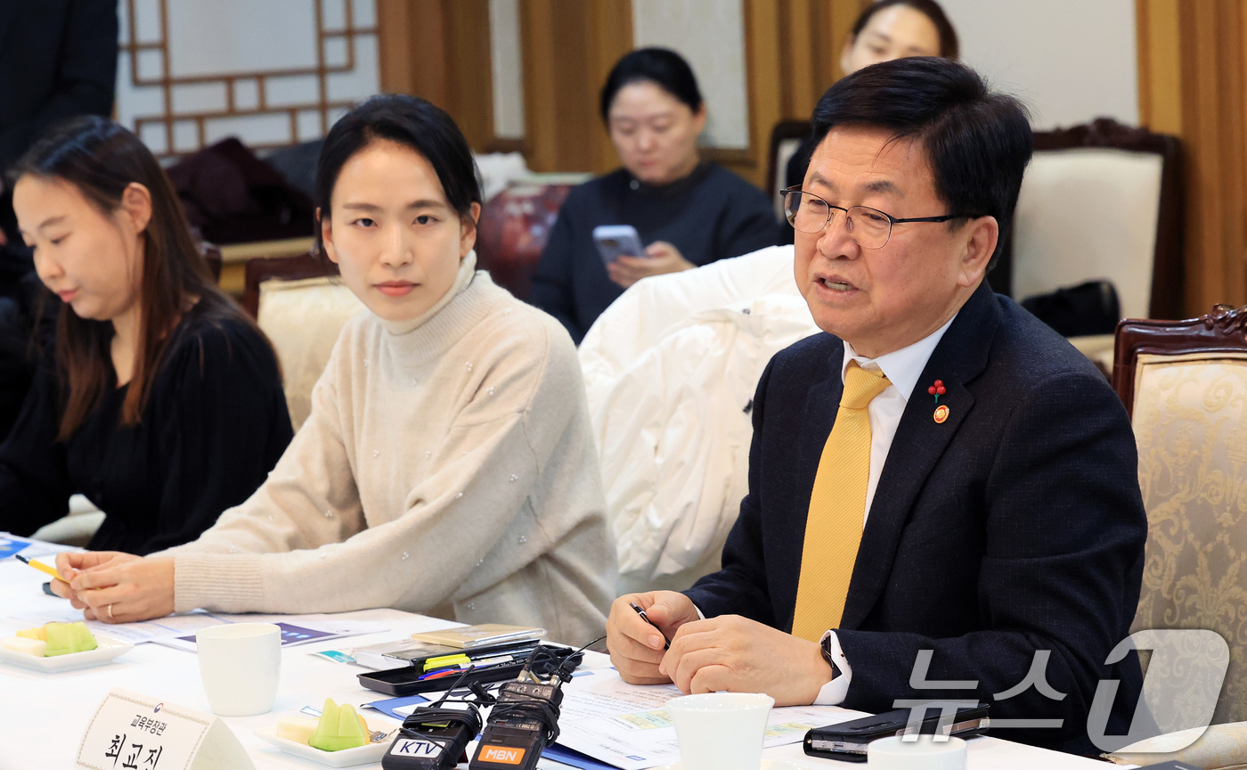 (서울=뉴스1) 임세영 기자 = 최교진 교육부 장관이 18일 서울 종로구 정부서울청사에서 열린 제1차 교육진담 간담회 '학부모와 함께 만드는 교육공동체'에서 모두발언을 하고 있다. …