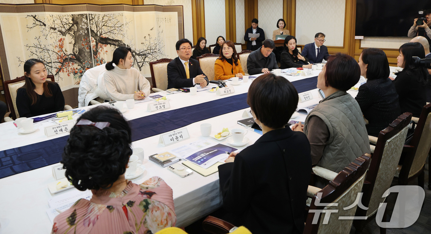 (서울=뉴스1) 임세영 기자 = 최교진 교육부 장관이 18일 서울 종로구 정부서울청사에서 열린 제1차 교육진담 간담회 '학부모와 함께 만드는 교육공동체'에서 모두발언을 하고 있다. …