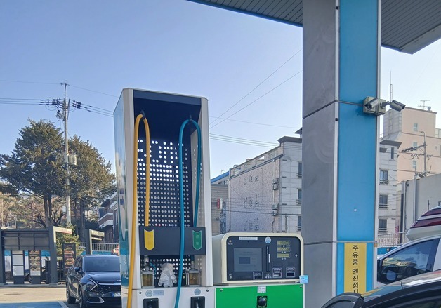 트럭에 받힌 승용차 주유소 돌진…2명 이송