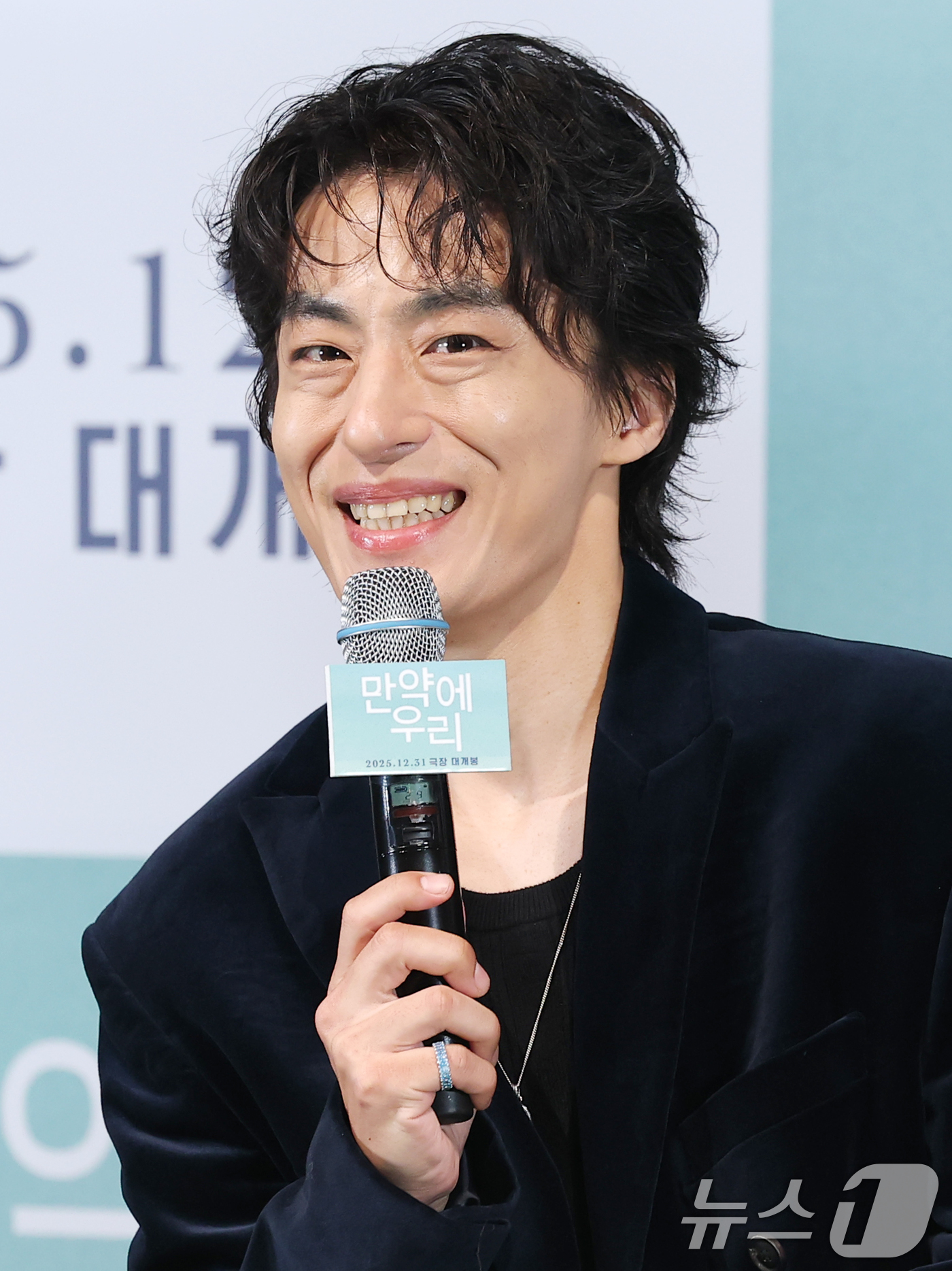 (서울=뉴스1) 권현진 기자 = 배우 구교환이 18일 서울 용산구 용산아이파크몰 CGV에서 열린 영화 ’만약에 우리‘(감독 김도영) 언론시사회에 참석해 인사말을 하고 있다.’만약에 …