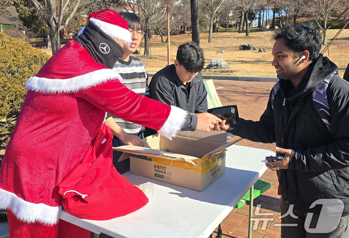 (대구=뉴스1) 공정식 기자 = 18일 대구 계명대 학생회가 산타로 변신해 기말시험과 성탄절을 앞두고 학생들에게 간식을 나눠주며 응원의 메시지를 전하고 있다. (계명대 제공. 재판 …