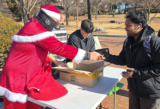 '산타로 변신' 계명대 학생회, 기말시험 응원