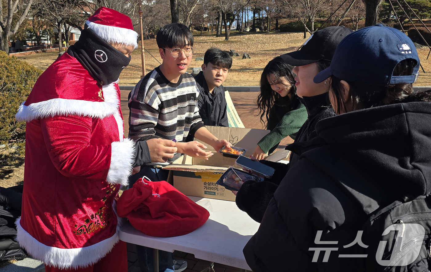 (대구=뉴스1) 공정식 기자 = 18일 대구 계명대 학생회가 산타로 변신해 기말시험과 성탄절을 앞두고 학생들에게 간식을 나눠주며 응원의 메시지를 전하고 있다. (계명대 제공. 재판 …